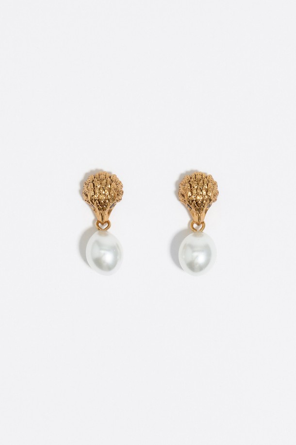 [25FW] 골드 독수리 진주 이어링 B256AIW017IVF는 여성스러운 분위기를 강조하는 이어링입니다. 골드 컬러와 화이트 컬러의 조화가 돋보이며, 황동, 글라스, 티타늄 소재로 제작되어 고급스러움을 더합니다. 클래식하고 엘레강스한 스타일로, 독수리 모티프와 진주 장식이 섬세하게 디자인되었습니다. 모임룩, 소개팅룩, 파티룩 등 특별한 날에 착용하여 세련된 스타일을 완성해 보세요. 더스트백(블랙/화이트 랜덤)이 포함되어 소장 가치를 높입니다.
