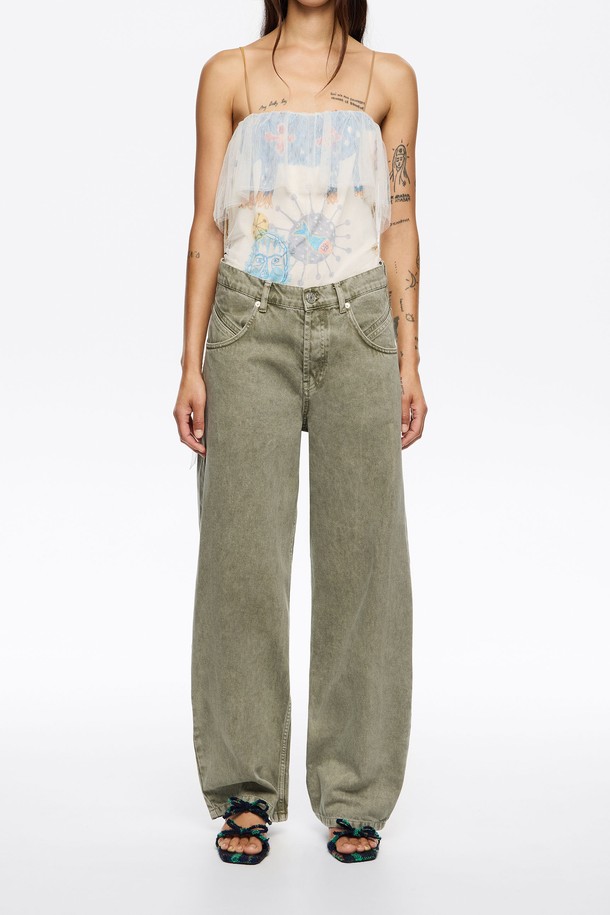 [25FW] 워시드 그린 배럴 데님 B256AWN002GNA는 캐주얼한 무드의 유니섹스 데님 팬츠입니다. 봄, 여름, 가을 시즌에 착용하기 좋으며, 라이트 그린 컬러의 워시드 가공된 면 소재로 제작되었습니다. 루즈핏 와이드 실루엣의 긴 기장으로 편안한 착용감을 선사하며, 배럴 실루엣이 특징입니다. 데일리룩에 포인트 아이템으로 활용하기 좋은, 미니멀한 스타일의 데님 팬츠를 경험해 보세요.
