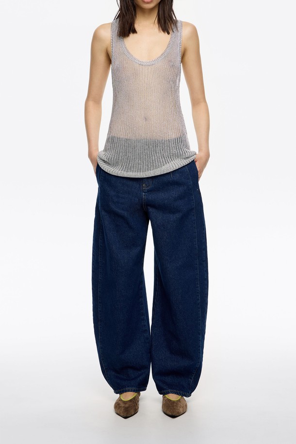 [25FW] 다크블루 버클 데님 B256AWN007BLA는 여성용 캐주얼 데님 팬츠입니다. 가을, 겨울 시즌에 어울리는 루즈핏 와이드 긴바지로, 다크 데님 블루 컬러에 무지 패턴으로 미니멀한 스타일을 연출합니다. 면 소재로 제작되었으며, 버클 디테일이 포인트로 디자인되었습니다. 일상생활에서 편안하게 착용하기 좋은 아이템입니다.
