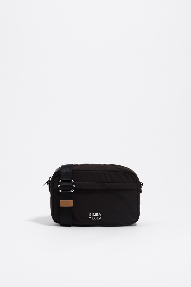 세련된 차콜 컬러의 나일론 소재 미니백입니다. 25FW 시즌에 출시된 이 가방은 여성 고객을 위해 디자인되었으며, 미니멀하고 시크한 스타일을 연출하기 좋습니다. 사각 형태로 제작되었으며, 지퍼로 간편하게 잠글 수 있습니다. 크로스백 또는 숄더백으로 활용 가능하며, 데이트룩, 여행룩, 산책룩 등 다양한 TPO에 매치하여 스타일리시함을 더할 수 있습니다. 무지 디자인으로 어떤 옷에도 잘 어울립니다.
