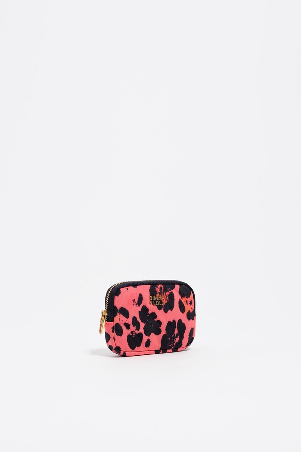 [25FW] 일렉트릭 핑크 레오파드 프린트 나일론 동전 지갑 B256AIV013PKF는 여성스러운 데이트룩, 모임룩, 캐주얼, 시크, 레트로 스타일에 잘 어울리는 동전 지갑입니다. 스몰 사이즈의 사각 형태로, 일렉트릭 핑크와 블랙 컬러의 레오파드 프린트가 시선을 사로잡습니다. 지퍼형 잠금 방식과 나일론 소재로 제작되어 실용성을 더했습니다. 개성 넘치는 스타일을 완성하고 싶은 분들께 추천하는 아이템입니다.
