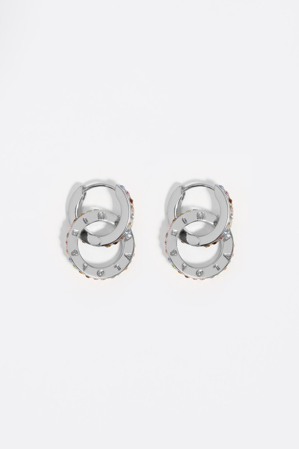 세련된 무드를 연출하는 [25FW] 실버 로고 더블 후프 이어링 B256AIW008SIF입니다. 메탈 소재의 실버 컬러로, 미니멀하면서도 시크한 매력을 선사합니다. 두 개의 후프 디자인과 로고 디테일이 돋보이며, 데이트룩, 모임룩, 소개팅룩 등 다양한 TPO에 활용하기 좋습니다. 미니멀, 시크, 클래식 스타일을 즐겨 입는 여성분들께 추천합니다. 세련된 디자인으로 당신의 스타일을 한층 더 업그레이드해보세요.
