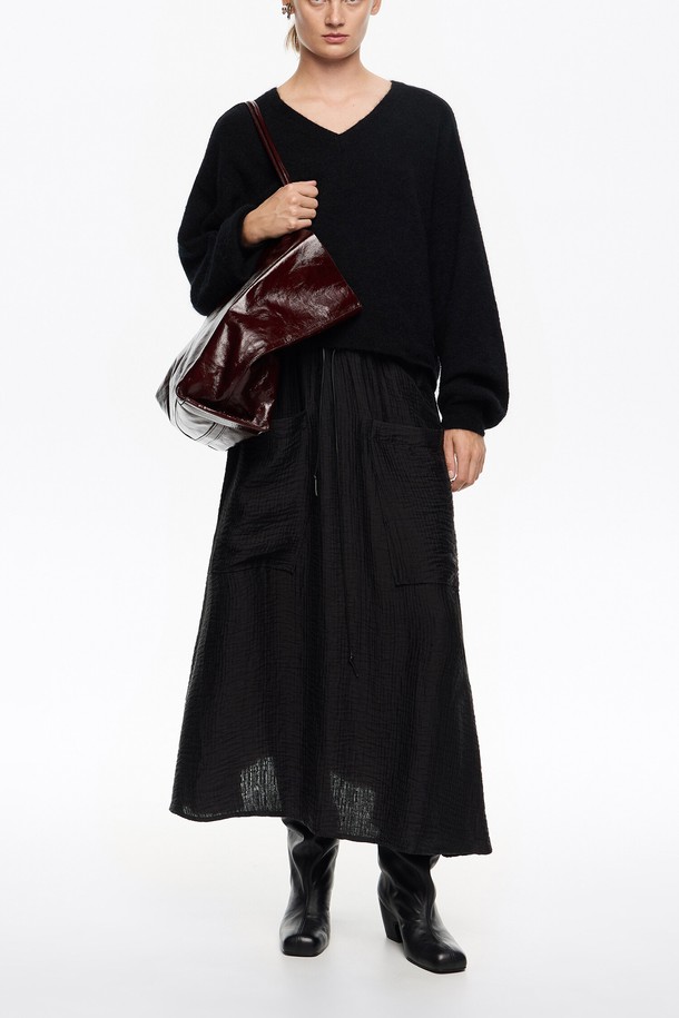 [25FW] 워시드 블랙 드저스터블 플루이드 스커트 B256AWS008BKA는 여성용 스커트입니다. 미니멀하고 베이직한 스타일로, 가을과 겨울에 착용하기 좋습니다. 워시드 가공된 블랙 컬러의 플레어 타입 플루이드 스커트로, 루즈핏 디자인이 특징입니다. 
