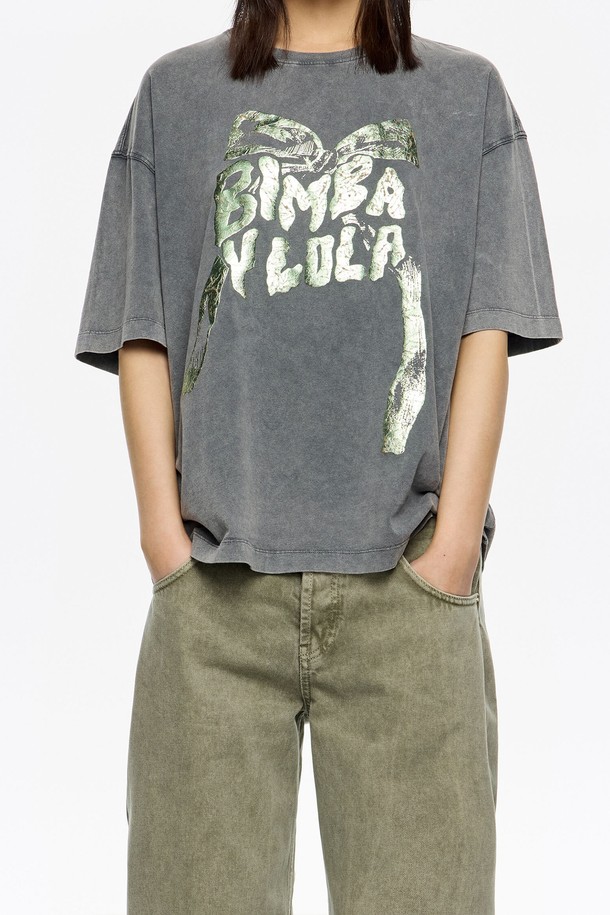 **[25FW] 라이트 그레이 로고 타이 티셔츠 B256AWT016GRB**는 부드러운 면 소재의 여성용 티셔츠입니다. 라이트 그레이 컬러에 캐주얼한 스타일로, 봄, 여름, 가을 시즌에 활용하기 좋습니다. 크롭 기장의 레귤러핏 디자인이며, 라운드넥과 반소매 소매 기장으로 편안하게 착용할 수 있습니다. 로고 프린팅 디테일이 돋보이는 미니멀한 무드의 티셔츠입니다. 일상복으로 활용하기 좋은 아이템입니다.
