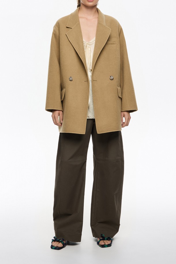 **[25FW] 라이트카키 더블 페이스 더블 브레스티드 재킷 B256AWC001LKB**

세련된 여성의 가을, 겨울 스타일을 완성할 [25FW] 라이트카키 더블 페이스 더블 브레스티드 재킷입니다. 클래식과 미니멀 무드를 담은 이 재킷은 오버핏으로 편안하면서도 시크한 분위기를 연출합니다. 고급스러운 울 소재, 두꺼운 두께감, 더블페이스 디테일이 특징이며, 더블 버튼 여밈 방식으로 세련된 포인트를 더했습니다. 오피스룩, 출근룩, 모임룩 등 다양한 TPO에 활용 가능하며, 긴 소매 기장으로 따뜻함과 스타일을 동시에 잡았습니다.
