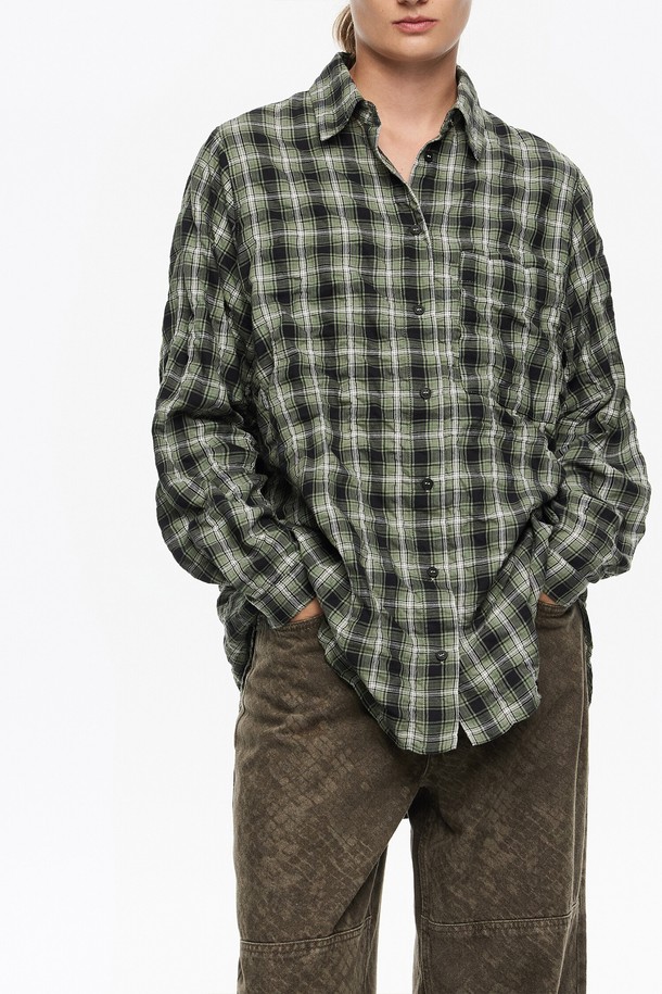 [25FW] 그린 체크 무늬 텍스처 셔츠 B256AWB014GNB는 남성용 상의 셔츠로, 가을과 겨울에 어울리는 차이나칼라 긴소매 셔츠입니다. 캐주얼 스타일의 루즈핏으로, 텍스처 원단에 그린 컬러의 체크 무늬가 특징입니다. 출근룩과 비즈니스 캐주얼에 활용하기 좋으며, 캐주얼, 클래식, 미니멀 스타일을 즐기는 분들께 추천합니다. 셔츠 특유의 톤온톤 스타일링으로 세련된 가을, 겨울 패션을 연출해보세요.
