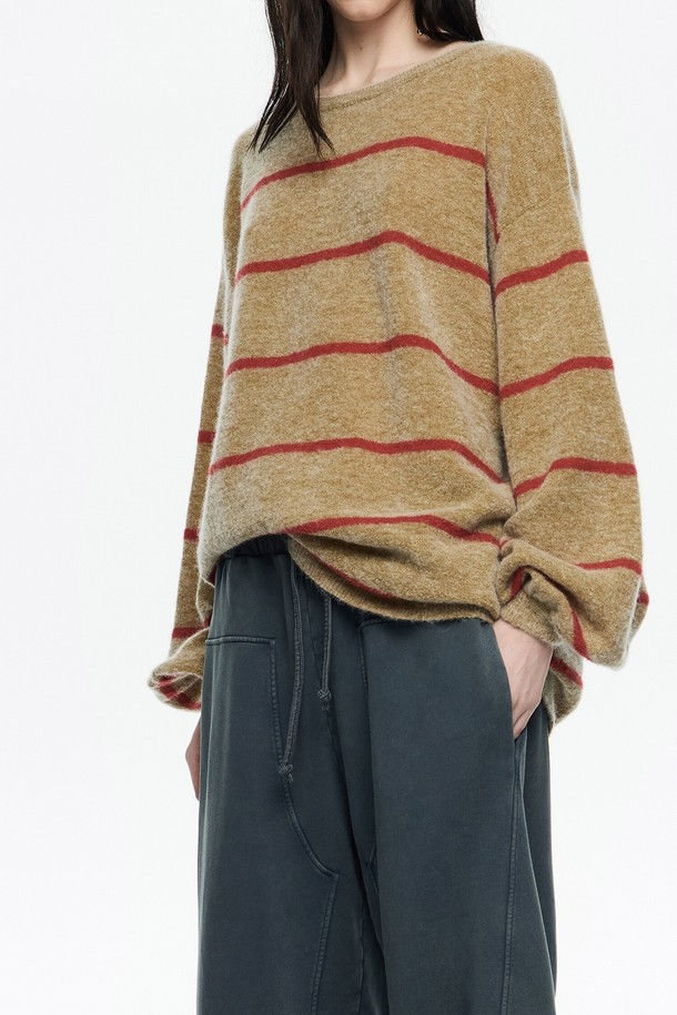 [25FW] 라이트카키 스트라이프 모헤어 스웨터 B256AWK010LKB는 여성용 상의 니트/스웨터로, 가을과 겨울에 착용하기 좋은 제품입니다. 라이트카키 컬러에 베이직하고 캐주얼한 스타일의 스트라이프 패턴이 특징이며, 부드러운 모헤어 소재로 제작되어 편안한 착용감을 선사합니다. 라운드넥에 루즈핏, 긴소매 기장으로 디자인되었으며, 두꺼운 두께감으로 따뜻함을 더했습니다. 25FW 시즌을 맞이하여 출시된 제품입니다.
