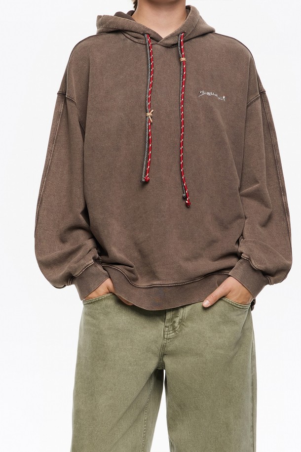 [25FW] 브라운 플로럴 로고 후디 B256AWW008BRB는 캐주얼 스타일의 오버핏 후드티입니다. 부드러운 면 소재로 제작되었으며, 가을과 겨울에 착용하기 좋습니다. 브라운 컬러에 플로럴 패턴과 로고 디자인이 돋보이며, 두꺼운 두께감으로 따뜻함을 더합니다. 후드 스트링과 긴 소매 기장으로 편안함과 스타일을 동시에 잡았습니다. 일상생활에서 미니멀하게 연출하기 좋은 아이템입니다.
