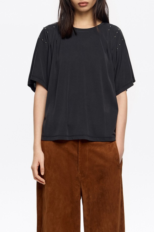 워시드 블랙 컬러의 여성용 티셔츠입니다. 어깨 부분에 숄더 디테일과 스터드 장식이 포인트로 더해져 캐주얼하면서도 세련된 스타일을 연출합니다. 면 소재로 제작되어 봄, 여름, 가을 시즌에 편안하게 착용할 수 있습니다. 레귤러 핏, 라운드넥, 반소매 디자인으로 다양한 하의와 매치하기 좋습니다. 미니멀한 스타일을 즐겨 입는 분들께 추천하는 티셔츠입니다.
