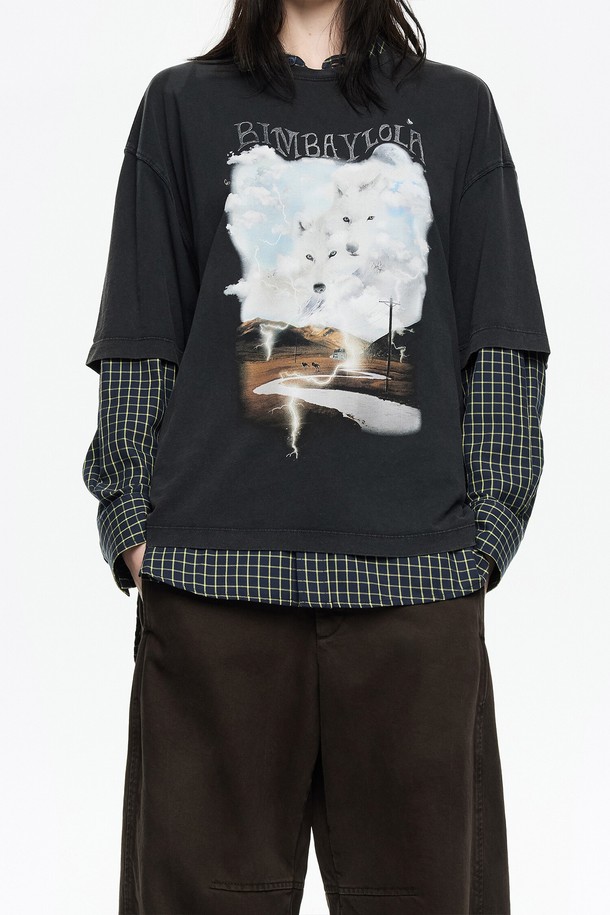 [25FW] 블랙 울브스 로고 티셔츠 B256AWT012BKB는 가을, 겨울 시즌에 어울리는 남녀 공용 캐주얼 티셔츠입니다. 블랙 컬러에 레귤러 핏, 긴 소매 기장으로 제작되었으며, 두꺼운 두께감의 울 소재를 사용하여 보온성을 높였습니다. 라운드 넥 디자인에 로고 프린트가 돋보이며, 레이어드 스타일 연출이 용이합니다. 미니멀하고 클래식한 스타일을 선호하는 분들께 추천하는 아이템입니다.
