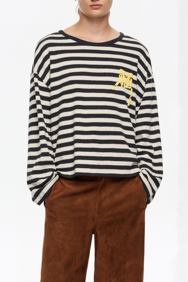 블랙과 화이트 스트라이프 패턴이 돋보이는 [25FW] 블랙 스트라이프 긴팔 티셔츠 B256AWT013BKB입니다. 라운드넥 디자인과 레귤러 핏으로 제작되어 베이직하면서도 캐주얼한 스타일을 연출합니다. 가을과 겨울에 따뜻하게 입을 수 있으며, 미니멀하고 클래식한 무드를 더해줍니다. 일상복으로 활용하기 좋은, 활용도 높은 티셔츠입니다.
