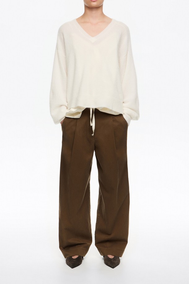 25FW 올리브 다트 캐럿 레그 팬츠 B256AWP001OLB는 여성용 캐주얼 와이드 팬츠입니다. 가을, 겨울 시즌에 어울리는 루즈핏으로, 다트 디테일이 특징입니다. 올리브 컬러의 무지 디자인으로, 출근룩, 캐주얼, 미니멀, 클래식 스타일을 연출하기 좋습니다.
