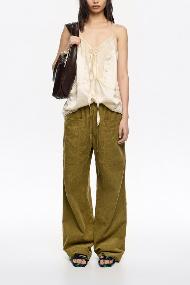 [25FW] 올리브 맥시 코듀로이 포켓 미니 팬츠 B256AWP012OLB는 가을, 겨울 시즌에 어울리는 여성용 코듀로이 미니 팬츠입니다. 부드러운 촉감의 코듀로이 소재에 루즈핏으로 편안함을 더했으며, 캐주얼, 미니멀, 클래식 스타일을 연출하기 좋습니다. 무지 디자인과 올리브 색상으로 다양한 상의와 매치하기 용이하며, 산책룩에 활용하기 좋습니다. 포켓 디테일이 돋보이는 이 바지는 두꺼운 두께감으로 따뜻하게 착용할 수 있습니다.
