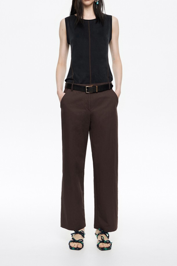 **[25FW] 버건디 코튼 스트레이트 레그 팬츠 B256AWP013BDA**는 가을, 겨울 시즌에 어울리는 여성용 스트레이트 핏 팬츠입니다. 일상, 출근, 모임 등 다양한 TPO에 활용 가능한 베이직 스타일의 긴 기장 바지로, 100% 코튼 소재로 제작되어 편안한 착용감을 선사합니다. 버건디 컬러와 무지 디자인으로 클래식, 미니멀, 캐주얼 등 폭넓은 스타일을 연출할 수 있습니다. 밴딩 디테일 없이 깔끔하게 떨어지는 스트레이트 핏은 세련된 실루엣을 완성합니다.
