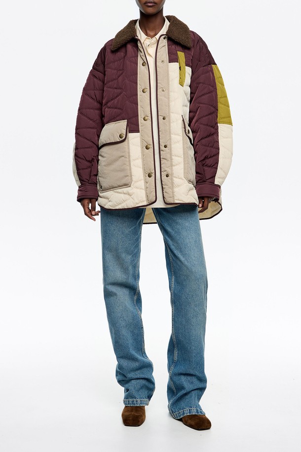 **[25FW] 멀티컬러 패치워크 패딩 재킷 B256AWD015BDB**

다채로운 컬러 블록과 패치워크 디자인이 돋보이는 남성용 오버핏 패딩 재킷입니다. 가을, 겨울 시즌에 어울리는 두꺼운 두께감으로 따뜻하게 착용할 수 있으며, 캐주얼한 스타일을 연출하기 좋습니다. 여행룩, 캠핑룩, 그리고 고프코어 및 스트리트 패션까지 소화 가능한 활용도 높은 아이템입니다. 나일론 소재로 제작되어 편안한 착용감을 선사하며, 버튼 여밈 방식과 긴 소매 기장으로 활동성을 더했습니다.
