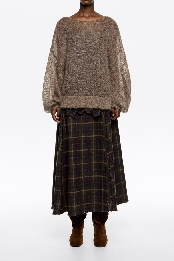 [25FW] 다크카키 울 A라인 체크 스커트 B256AWS005KAA는 25FW 시즌에 출시된 여성용 A라인 체크 스커트입니다. 다크카키 컬러에 울 소재로 제작되어 부드러운 촉감과 두꺼운 두께감을 자랑하며, 가을과 겨울에 따뜻하게 착용할 수 있습니다. 클래식하고 미니멀한 스타일로, 오피스룩, 출근룩, 모임룩 등 다양한 TPO에 활용 가능합니다. A라인 핏과 체크 패턴이 세련된 분위기를 연출합니다.
