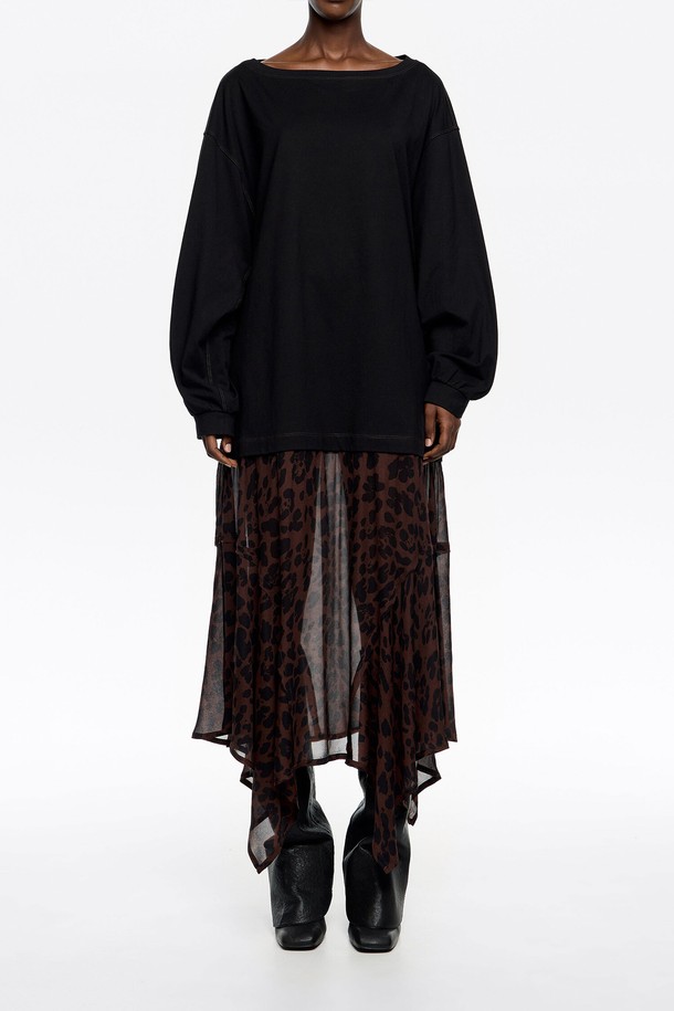 세련된 무드를 연출하는 [25FW] 다크브라운 빅 레오파드 2 in 1 어시메트릭 스커트 드레스입니다. 모던한 스타일을 추구하는 여성분들을 위한 아이템으로, 가을, 겨울 시즌에 어울리는 긴 소매 디자인입니다. 다크브라운과 블랙 컬러의 조화가 돋보이며, 2 in 1 디자인으로 다양한 스타일을 연출할 수 있습니다. 언밸런스한 치마 라인과 레오파드 패턴이 유니크한 매력을 더합니다. 데이트룩, 모임룩, 연말 모임룩 등 특별한 날에 시크하고 클래식한 스타일을 완성해보세요.
