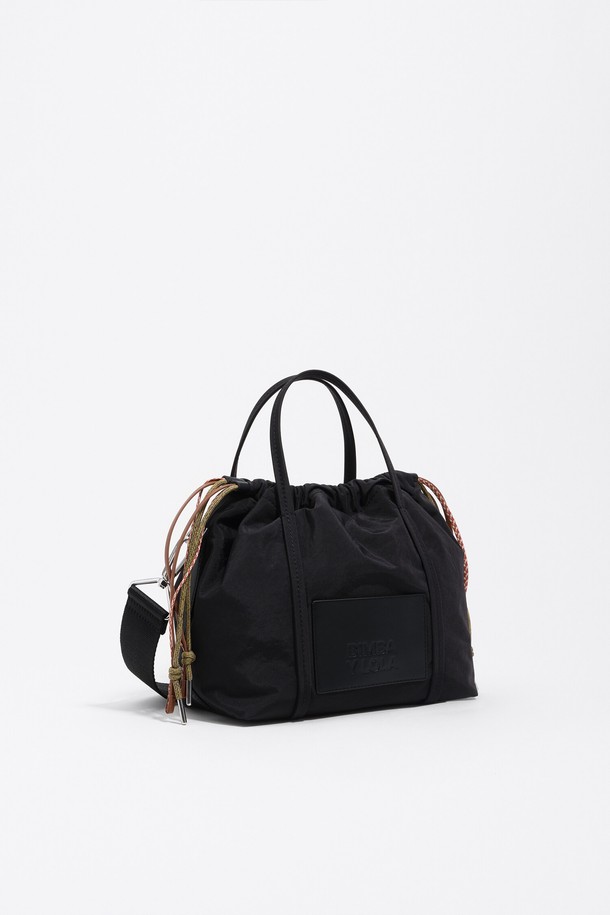 세련된 블랙 컬러의 [25FW] 블랙 나일론 크로스바디백 스몰 B256AIB050BKF입니다. 가볍고 내구성이 뛰어난 나일론 소재로 제작되어 편안한 착용감을 선사하며, 심플한 사각 디자인에 지퍼형 잠금 방식으로 소지품을 안전하게 보관할 수 있습니다. 스몰 사이즈로 출근룩, 오피스룩, 데이트룩 등 다양한 TPO에 활용 가능하며, 미니멀, 시크, 클래식 스타일을 즐기는 여성분들께 추천합니다. 깔끔한 무지 디자인으로 어떤 스타일에도 매치하기 용이하여 데일리백으로 손색없습니다.
