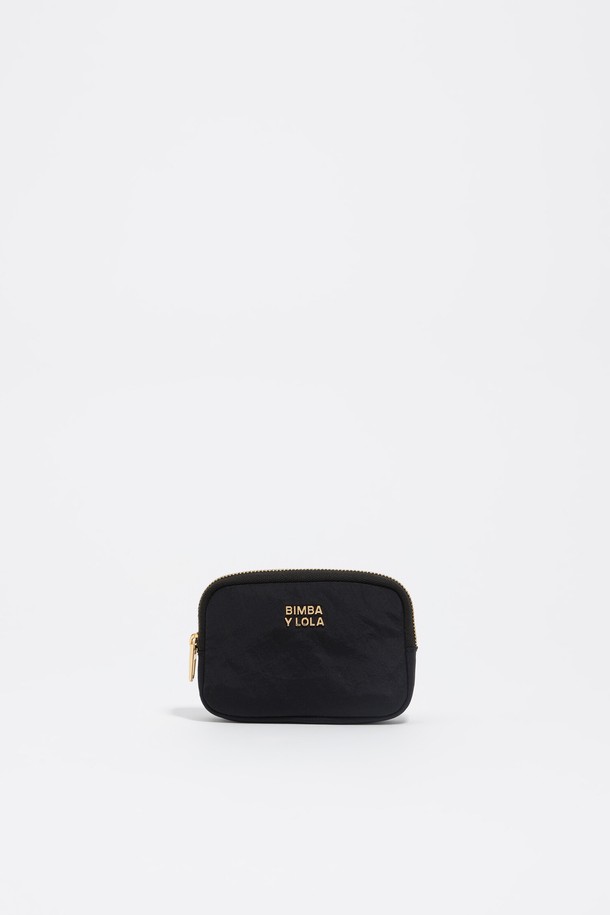 [25FW] 블랙 나일론 동전 지갑 B256AIV012BKF는 미니멀하고 캐주얼한 스타일을 추구하는 분들을 위한 동전 지갑입니다. 산책룩, 여행룩 등 다양한 TPO에 활용하기 좋으며, 사각형 디자인에 지퍼형 잠금 방식이 적용되었습니다. 가볍고 내구성이 뛰어난 블랙 나일론 소재로 제작되어 있으며, 무지 패턴으로 깔끔함을 더했습니다. 스몰 사이즈로 휴대성이 뛰어나며, 소지품을 안전하게 보관할 수 있습니다.
