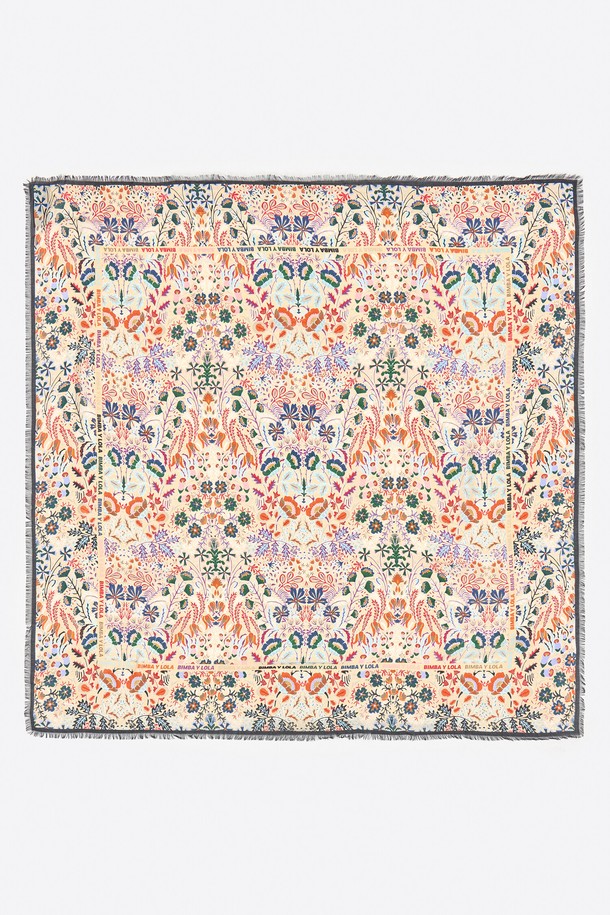 **25FW 바닐라 플라워 & 로고 보더 숄 B256AII013IVF**

아이보리 컬러의 여성용 숄입니다. 가을과 겨울에 어울리는 이 숄은 플라워, 로고, 보더 패턴이 조화롭게 디자인되어 있습니다. 엘레강스한 스타일을 연출하며, 모임룩에 특히 잘 어울립니다. 클래식, 로맨틱, 미니멀 스타일을 즐겨 입는 분들께 추천합니다.
