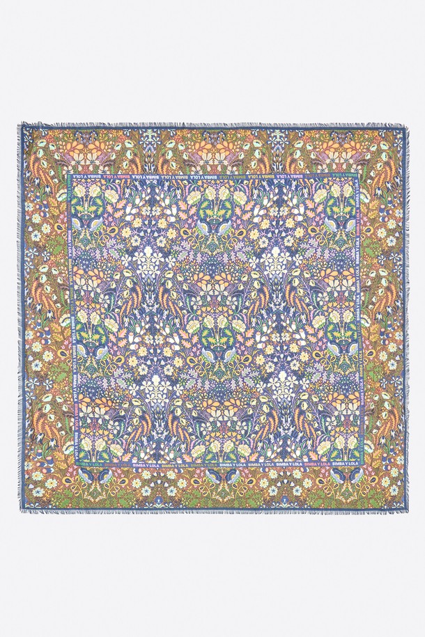 [25FW] 네이비 플라워 & 로고 보더 스카프 B256AII014NYF는 여성용 스카프로, 가을과 겨울에 착용하기 좋습니다. 네이비 컬러 바탕에 플라워, 로고, 보더 패턴이 어우러져 클래식한 무드를 연출합니다. 출근룩과 모임룩에 포인트를 더할 수 있으며, 미니멀한 스타일에도 잘 어울립니다.
