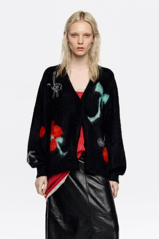 빔바이롤라 블랙 알파카 울 리브드 카디건 B256AWG003BKE는 여성용 가을/겨울 의류입니다. 캐주얼, 클래식, 미니멀 스타일을 아우르며 일상 및 모임룩에 적합합니다. 부드러운 촉감의 알파카, 울, 니트 혼방 소재로 제작되었으며, 브이넥 디자인에 루즈핏으로 편안함을 더했습니다. 블랙 컬러에 플라워 자수, 긴소매와 두꺼운 두께감이 특징이며, 유니크한 스타일을 연출합니다.
