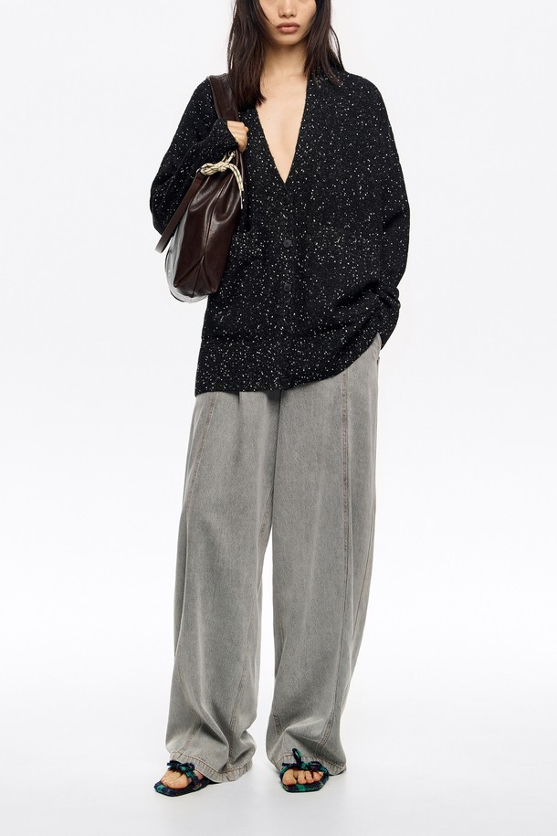 25FW 빔바이롤라 블랙 롱 네프스 카디건 B256AWG008BKB는 여성용 상의 니트/스웨터 카테고리에 속하는 제품입니다. 캐주얼, 미니멀, 클래식 스타일을 아우르며, 가을, 겨울 시즌에 착용하기 좋습니다. 블랙 컬러의 롱 기장 브이넥 카디건으로, 루즈핏 디자인에 네프스 패턴이 특징입니다. 아크릴, 폴리에스터, 면 혼방 소재로 제작되어 편안한 착용감을 선사하며, 긴 소매 디자인으로 따뜻함을 더했습니다. 일상에서 활용하기 좋은 베이직한 아이템입니다.
