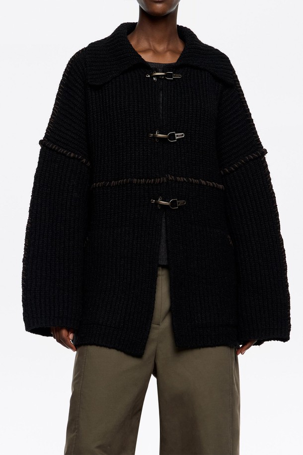 [25FW] 빔바이롤라 메탈 후크 블랙 카디건 B256AWG012BKE는 여성용 카디건입니다. 가을, 겨울 시즌에 어울리는 두꺼운 두께감의 니트 소재와 울 소재 혼방으로 제작되었습니다. 캐주얼, 베이직, 모던 스타일을 연출하며, 루즈핏과 오버핏으로 편안한 착용감을 제공합니다. 블랙 컬러의 무지 또는 골지 패턴으로 폭넓은 코디가 가능하며, 숄카라 또는 브이넥 디자인에 메탈 후크와 스티치 디테일이 돋보입니다. 긴 소매 기장과 오픈/버클 여밈 방식을 갖춘 실용적인 아이템입니다.
