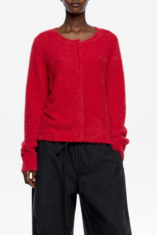 [25FW] 빔바이롤라 레드 네프스 크루넥 스웨터 B256AWK012RDB는 부드러운 니트 소재로 제작되어 가을과 겨울에 따뜻하게 입을 수 있는 여성용 상의입니다. 캐주얼하고 베이직한 스타일로, 일상복으로 활용하기 좋습니다. 레귤러 핏에 라운드넥 디자인이며, 두꺼운 두께감으로 포근함을 더했습니다. 긴소매와 무지 패턴으로 미니멀하고 클래식한 분위기를 연출합니다. 특히, 네프스 디테일이 돋보여 개성 있는 스타일을 완성합니다.
