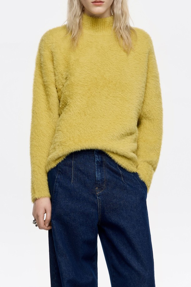 [25FW] 빔바이롤라 머스타드 하이넥 퍼 스웨터 B256AWK018MSB는 여성용 니트/스웨터입니다. 가을, 겨울 시즌에 어울리는 두꺼운 두께감의 레귤러핏 제품으로, 부드러운 촉감의 폴리아미드와 나일론 소재를 사용하여 제작되었습니다. 머스타드 컬러의 무지 디자인이며, 하프넥/터틀넥/모크넥 스타일의 하이넥에 긴 소매 기장으로 디자인되어 캐주얼, 클래식, 미니멀 스타일을 모두 소화할 수 있습니다. 일상생활에서 폭넓게 활용하기 좋은 베이직한 아이템입니다.
