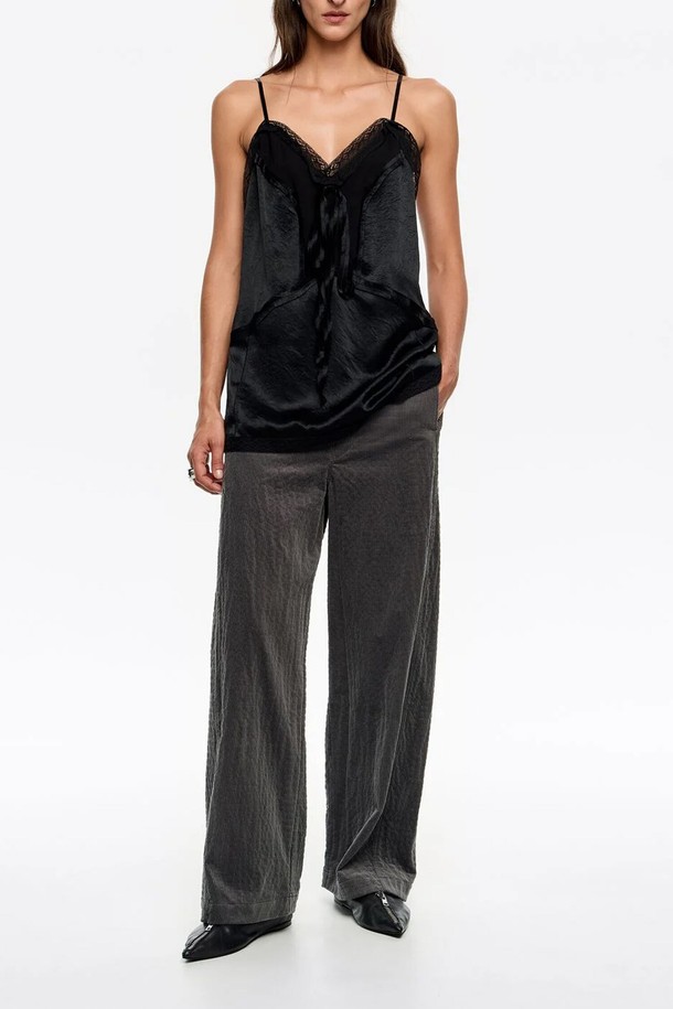 [25FW] 빔바이롤라 리드그레이 코듀로이 배럴 팬츠 B256AWP006GRA는 여성용 배럴 팬츠입니다. 가을, 겨울 시즌에 어울리는 이 바지는 리드 그레이 컬러의 코듀로이 소재로 제작되어 캐주얼하면서도 모던한 스타일을 연출합니다. 면, 엘라스테인 혼방으로 편안한 착용감을 제공하며, 와이드한 배기핏이 특징입니다. 출근룩과 모임룩, 그리고 캐주얼, 미니멀, 클래식 스타일을 즐겨 입는 분들께 추천합니다.
