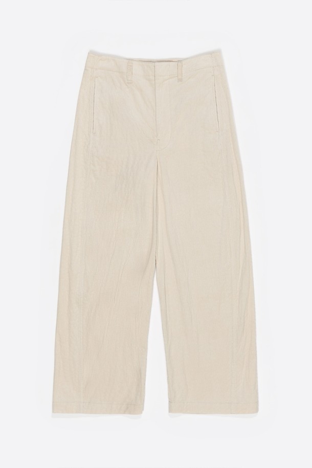 [25FW] 빔바이롤라 아이보리 코튼 배럴 레그 팬츠 B256AWP007IVA는 여성 의류로, 가을, 겨울 시즌에 어울리는 긴 기장의 팬츠입니다. 아이보리 색상의 무지 디자인으로 캐주얼, 미니멀, 클래식 스타일을 모두 아우르며, 출근룩으로도 활용 가능합니다. 면과 폴리우레탄 혼방 소재로 제작되어 편안한 착용감을 선사하며, 와이드 및 배럴핏의 루즈핏으로 트렌디한 실루엣을 연출합니다.
