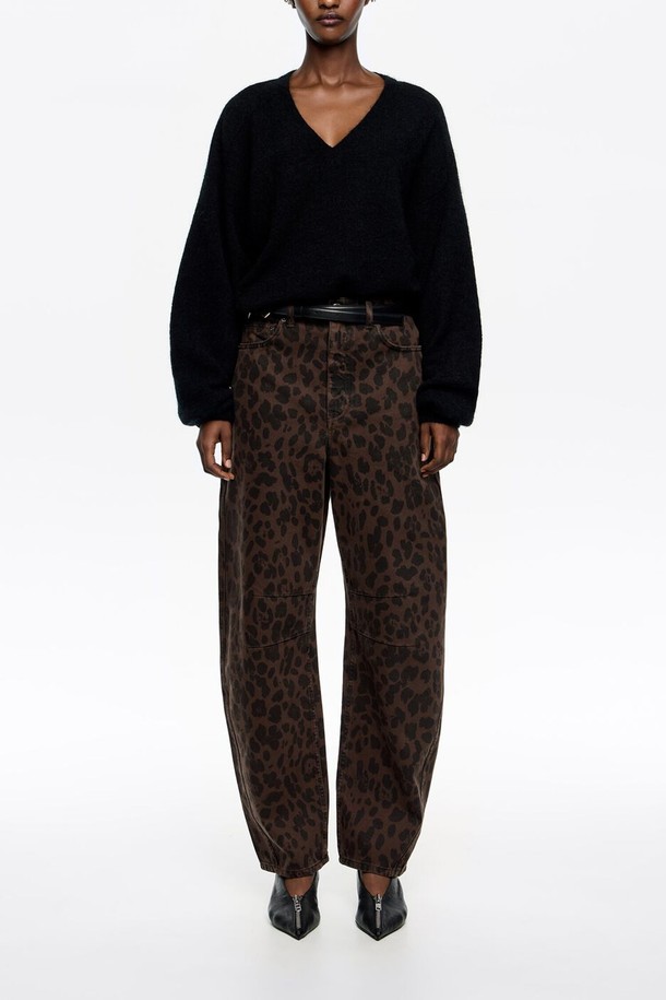 [25FW] 빔바이롤라 다크브라운 레오파드 배럴 빅진 B256AWN009BRA은 여성용 빅진으로, 가을과 겨울에 어울리는 아이템입니다. 다크브라운 컬러의 레오파드 패턴이 돋보이며, 캐주얼, 스트릿, 레트로 스타일을 연출하기 좋습니다. 면과 데님 소재로 제작되어 편안한 착용감을 선사하며, 와이드, 배기, 루즈핏의 넉넉한 핏으로 트렌디한 스타일을 완성합니다. 데이트룩에 포인트 아이템으로 활용하여 개성 있는 스타일을 연출해보세요. 빔바이롤라 특유의 감각적인 디자인이 돋보이는 배럴 핏 빅진입니다.
