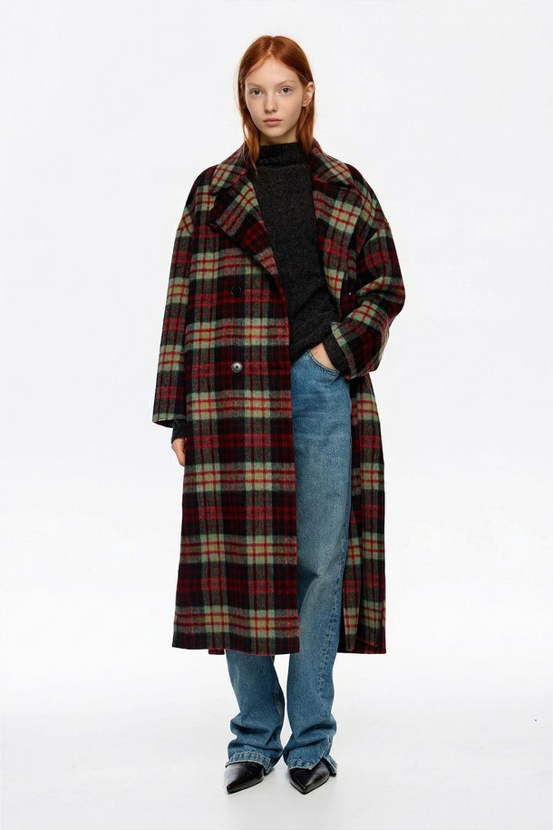 [25FW] 빔바이롤라 레드 체크 울 코트 B256AWC003RDB는 여성스러운 실루엣을 돋보이게 하는 아우터입니다. 가을과 겨울에 어울리는 두꺼운 두께감과 롱 기장으로, 오피스룩, 모임룩, 데이트룩 등 다양한 TPO에 활용 가능합니다. 레드 컬러의 체크 패턴이 돋보이는 더블 코트 타입으로, 클래식하고 캐주얼한 스타일을 연출하며 루즈핏 또는 오버핏으로 편안하게 착용할 수 있습니다. 모, 울, 폴리에스터, 알파카 등의 고급 소재와 더블 페이스드 울 소재로 제작되어 따뜻함과 스타일을 동시에 잡았습니다.
