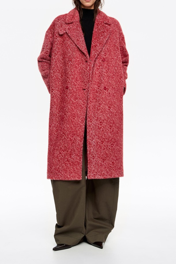 25FW 빔바이롤라(BIMBA Y LOLA) 레드 퍼 테일러드 코트 B256AWC007RDB는 여성스러운 매력을 더해줄 아우터입니다. 가을과 겨울에 어울리는 두꺼운 두께감의 롱 기장 코트로, 캐주얼하면서도 모던한 스타일을 연출합니다. 더블 버튼 여밈과 테일러드 칼라 디자인이 특징이며, 루즈핏으로 편안한 착용감을 선사합니다. 무지 또는 보카시 패턴의 고급스러운 퍼 소재가 돋보이는 제품입니다. 일상에서 세련된 스타일을 완성해보세요.
