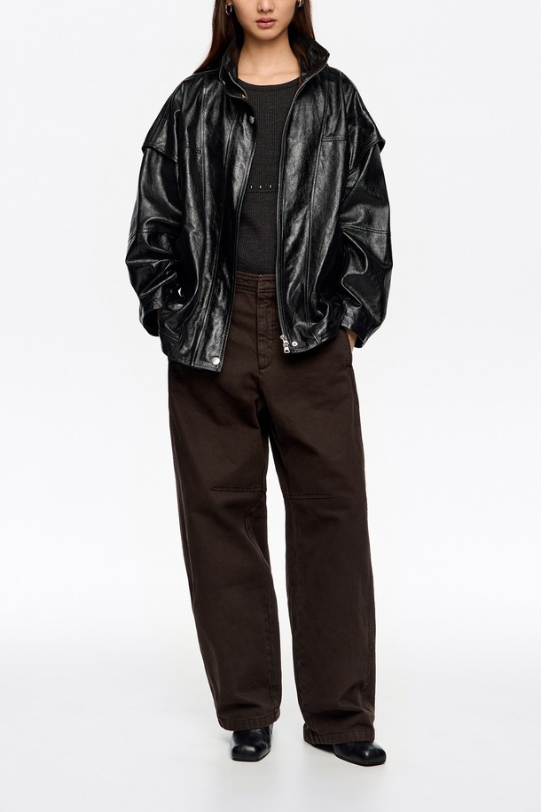 [25FW] 빔바이롤라 블랙 오버사이즈 레더 재킷 B256AWL003BKE는 여성용 아우터 재킷입니다. 캐주얼, 스트리트, 미니멀 스타일을 아우르는 블랙 컬러의 무지 디자인으로, 가을과 겨울에 착용하기 좋습니다. 오버핏 실루엣과 두꺼운 두께감으로 트렌디한 스타일을 연출하며, 하이넥 디자인이 특징입니다. 인조가죽, 비건가죽, 소가죽 등 다양한 소재로 제작되었으며, 긴 소매와 집업 여밈 방식으로 편안한 착용감을 선사합니다. 일상생활에서 스타일리시하게 연출하기 좋은 아이템입니다.
