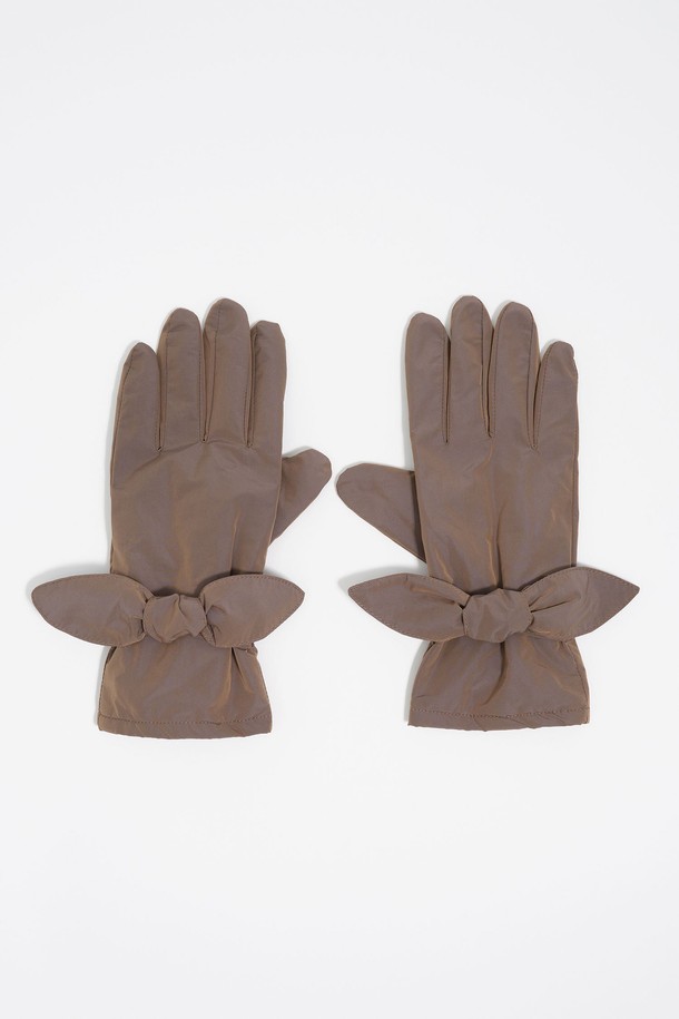 [25FW] 밍크 나일론 장갑 B256AIG001BRB는 부드러운 촉감의 밍크와 브라운 컬러가 조화롭게 어우러진 여성용 장갑입니다. 캐주얼, 러블리, 베이직 스타일을 아우르며 겨울철 보온성을 책임지는 아이템입니다. 나일론, 폴리에스터 소재를 사용하여 편안한 착용감을 선사하며, 폴리에스터 안감과 충전재로 보온성을 높였습니다. 무지 디자인에 리본 장식으로 포인트를 더했으며, 넉넉한 사이즈의 더스트백에 담겨 제공됩니다.
