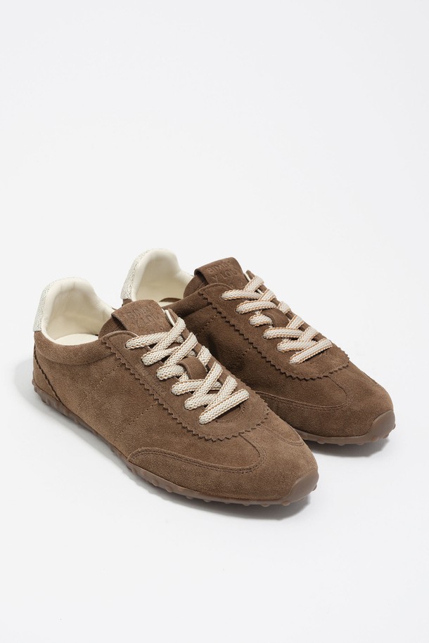 [25FW] 토프 13 29 스니커즈 B256AIS007BR4는 여성용 스니커즈로, DARK TAUPE 컬러의 무지 디자인이 특징입니다. 소가죽, 면, 고무를 주요 소재로 사용했으며, 라운드토에 로컷 탑라인으로 디자인되어 편안한 착용감을 선사합니다. 일상 및 출근룩, 산책룩 등 다양한 TPO에 활용 가능하며, 미니멀, 클래식, 캐주얼 스타일을 연출하기 좋습니다. 스플릿 소가죽 겉감과 고무 밑창으로 제작되어 내구성을 높였습니다. 봄, 가을, 겨울 계절에 적합하며, 레이스업 방식으로 발을 안정적으로 잡아줍니다.
