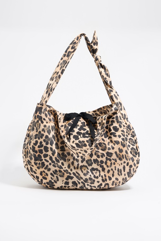 [25FW] 베이지 레오파드 나일론 쇼퍼백 라지 B256AIB058BRF는 여성스러운 분위기를 연출하는 라지 사이즈 쇼퍼백입니다. 베이지와 브라운 컬러의 레오파드(leopard) 패턴이 돋보이며, 나일론, 폴리에스테르, 폴리아미드 소재로 제작되어 가볍게 들기 좋습니다. 반원 형태에 리본 장식이 더해져 여성스러운 포인트를 더하고, 오픈형과 조임용 끈으로 내용물을 안전하게 보관할 수 있습니다. 55 x 33 x 11.5 cm 크기로 넉넉한 수납공간을 제공하며, 더스트 백이 포함되어 있어 보관이 용이합니다. 여행, 휴가, 산책 등 다양한 TPO에 캐주얼, 리조트, 레트로 스타일로 연출하기 좋습니다.
