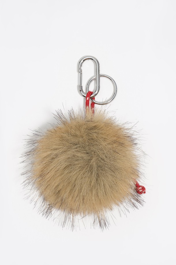 [25FW] 내추럴 컬러 퍼 폼폼 키링 B256AIZ010BEF는 가을, 겨울 시즌에 어울리는 여성 및 남성용 키링입니다. 베이지와 브라운 두 가지 내추럴 컬러로 출시되어 다양한 스타일에 매치하기 좋습니다. 캐주얼하고 귀여운 무드를 연출하며, 퍼와 폼폼, 금속 고리 장식으로 포인트를 더했습니다. 일상, 포인트, 장식용으로 활용 가능하며, 스트랩 디테일과 키링 고리가 포함되어 실용성을 높였습니다. 미니멀한 스타일을 즐기는 분들께 추천합니다.
