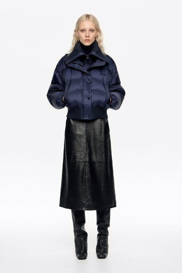 \[25FW] 네이비블루 맥시 니트 네크라인 다운 재킷 B256AWD007NYB는 여성 고객을 위한 겨울철 아우터입니다. 캐주얼 및 모던 스타일을 추구하며, 일상과 캐주얼한 TPO에 적합합니다. 숏 기장의 오버핏 또는 루즈핏으로, 다크 네이비, 네이비, 네이비블루 등 다양한 네이비 계열 색상으로 출시되었습니다. 방한 기능과 맥시 니트 네크라인 디자인이 특징이며, 아크릴, 폴리아미드, 오리털, 덕다운 등 두꺼운 소재로 제작되어 보온성을 높였습니다. 출근룩과 여행룩에 미니멀, 캐주얼, 클래식 스타일을 더해 세련된 겨울 패션을 완성해 보세요.
