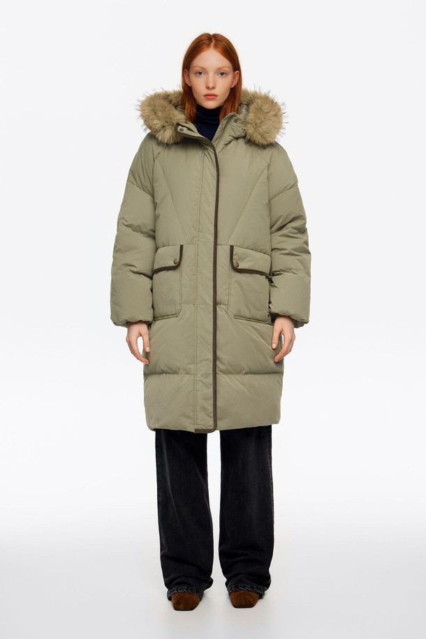 [25FW] 라이트카키 라글런 롱 패딩 다운 재킷 B256AWD009LKB는 여성용 롱패딩으로, 캐주얼 및 베이직 스타일을 추구하는 분들께 적합합니다. 가을과 겨울에 따뜻하게 착용할 수 있으며, 가볍고 보온성이 뛰어난 오리털 충전재를 사용하여 쾌적함을 선사합니다. 루즈핏으로 편안한 착용감을 제공하며, 집업 및 스냅 여밈 방식으로 간편하게 입고 벗을 수 있습니다. 라글런 디자인과 후드, 퍼, 포켓 디테일이 더해져 실용성과 스타일을 동시에 만족시키는 아이템입니다. 라이트카키 컬러의 무지 디자인으로 다양한 룩에 매치하기 용이합니다.
