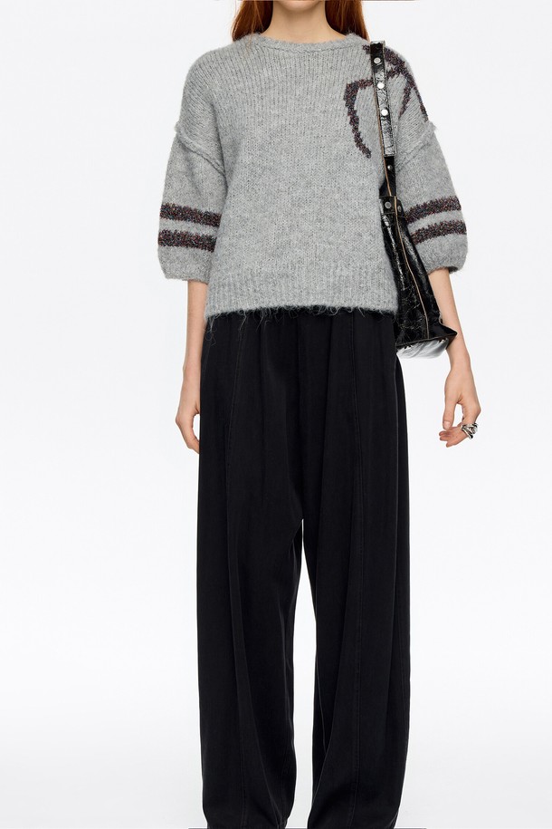 [25FW] 라이트그레이 틴셀 벌룬 스웨터 B256AWK014GRB는 부드러운 촉감의 두꺼운 니트 소재로 제작된 여성용 스웨터입니다. 라이트 그레이 컬러와 회색 컬러를 사용하여 캐주얼하면서도 페미닌한 스타일을 연출합니다. 7부 또는 5부 소매 기장의 벌룬 소매 디자인으로 포인트를 더했으며, 소매 배색 라인이 특징입니다. 라운드넥과 루즈핏으로 편안한 착용감을 선사하며, 가을, 겨울, 봄 등 다양한 계절에 활용 가능합니다. 캐주얼, 미니멀, 클래식 스타일을 즐겨 입는 고객에게 적합합니다.
