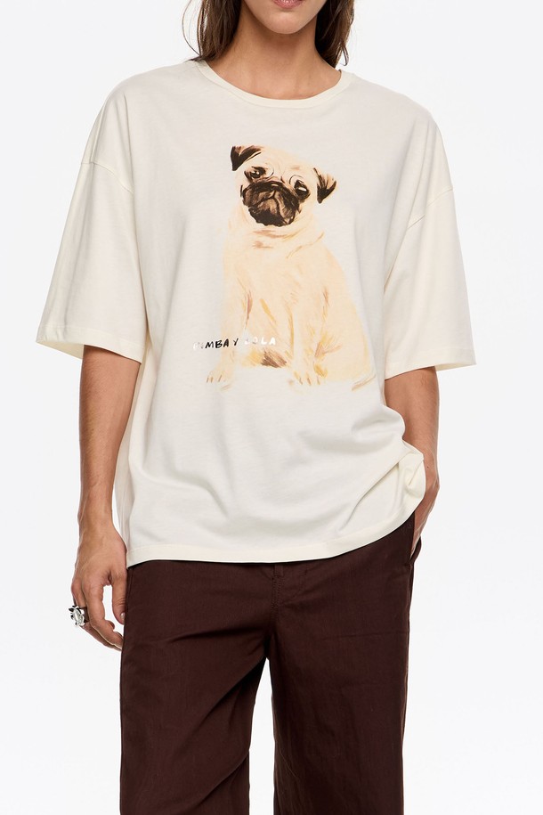 아이보리 컬러의 [25FW] 아이보리 퍼그 로고 티셔츠 B256AWT022IVB입니다. 여성용 티셔츠로, 봄, 여름, 가을에 착용하기 좋습니다. 캐주얼 스타일의 라운드넥 반소매 티셔츠로, 루즈핏으로 편안하게 착용 가능합니다. 면 소재로 제작되었으며, 귀여운 퍼그 캐릭터 로고 프린트가 돋보입니다. 미니멀한 디자인으로 일상에서 폭넓게 활용할 수 있습니다.
