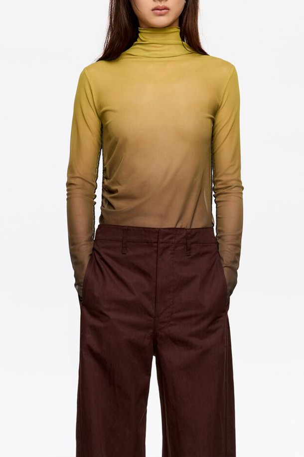 [25FW] 머스타드 튤 하이넥 티셔츠 B256AWT028MSB는 가을과 겨울에 어울리는 여성용 티셔츠입니다. 캐주얼 및 미니멀 스타일을 추구하는 분들을 위한 슬림핏 디자인으로, 얇은 두께의 튤 소재를 사용하여 은은한 멋을 더했습니다. 머스타드 컬러의 무지 디자인은 어떤 하의와도 쉽게 매치할 수 있으며, 하이넥과 긴소매로 세련된 분위기를 연출합니다. 일상생활에서 편안하면서도 스타일리시하게 착용할 수 있는 아이템입니다.
