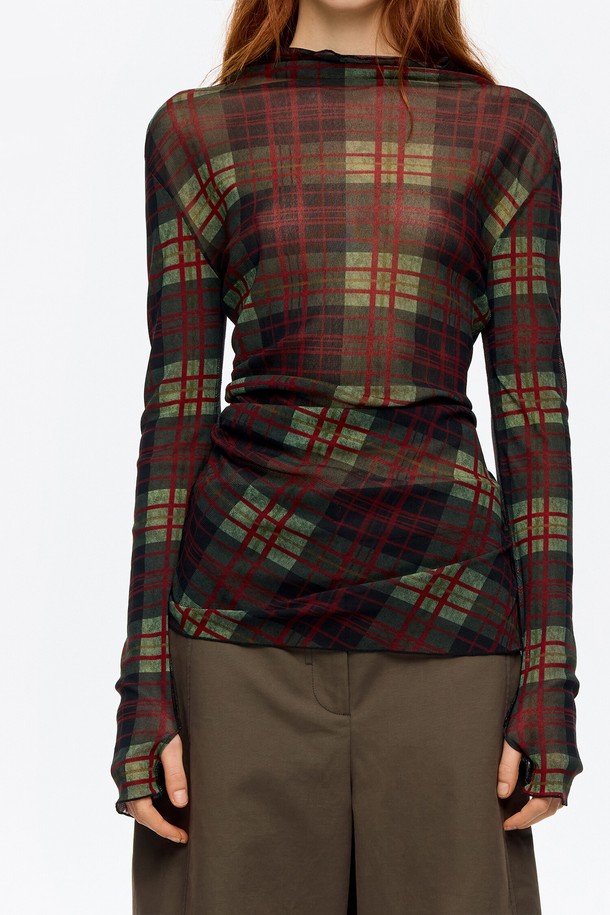 **[25FW] 레드 체크 하이넥 튤 티셔츠 B256AWT029RDB**는 여성스러운 분위기를 연출하는 가을/겨울용 티셔츠입니다. 슬림핏으로 디자인되어 있으며, 하이넥과 긴소매, 얇은 두께감으로 세련된 실루엣을 선사합니다. 튤 소재에 레드 컬러의 체크 패턴이 더해져 캐주얼하면서도 유니크한 스타일을 연출하며, 핑거홀 디테일로 포인트를 더했습니다. 데이트룩, 모임룩, 캐주얼, 미니멀, 클래식 스타일을 즐겨 입는 여성분들께 추천합니다. 구성품으로는 더스트백이 포함되어 있습니다.
