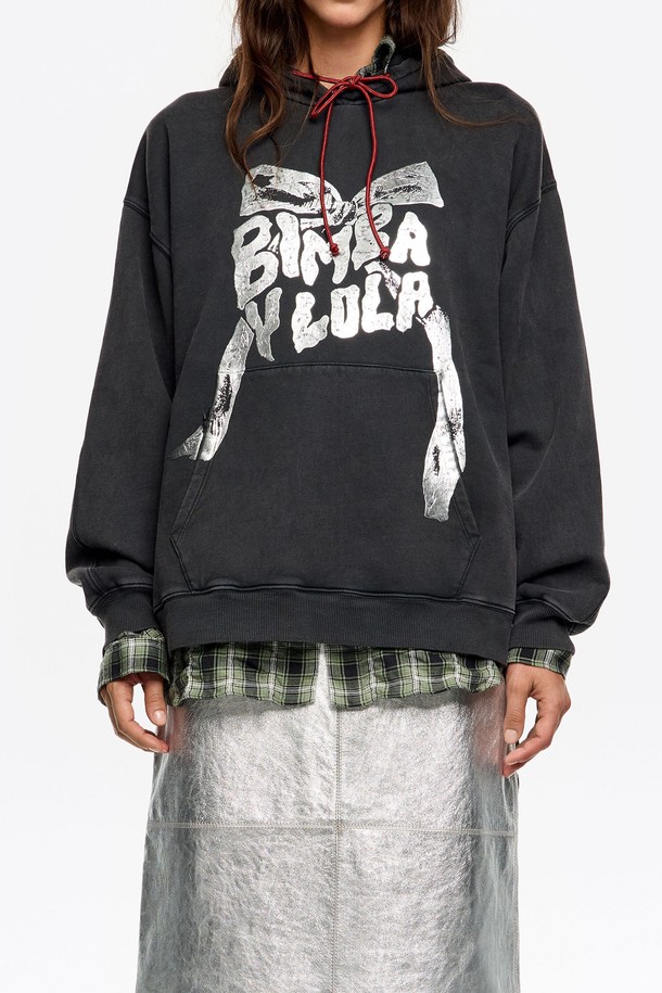 [25FW] 블랙 타이 로고 후디 B256AWW004BKB는 여성용 상의 후디입니다. 워시드 블랙 및 블랙 컬러로 출시되었으며, 일상 및 캐주얼 스타일, 캠핑룩과 산책룩에 적합합니다. 루즈핏과 오버핏으로 편안한 착용감을 선사하며, 봄, 가을, 겨울 계절에 활용 가능합니다. 면 소재의 부드러운 촉감과 로고 프린트 디자인이 특징이며, 긴소매와 후드 네크라인으로 캐주얼하고 스트릿한 스타일을 연출합니다.
