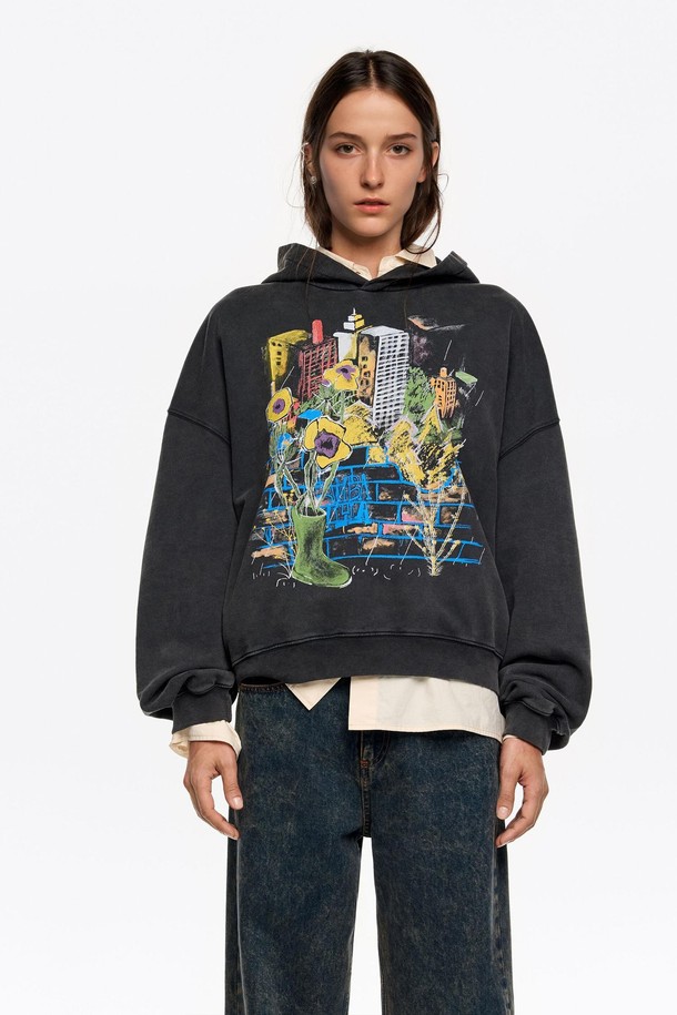 [25FW] 워시드블랙 시티 로고 후디 B256AWW009BKB는 여성용 후드입니다. 일상생활에서 캐주얼하고 스트릿한 스타일을 연출하기에 적합하며, 가을과 겨울에 따뜻하게 입을 수 있습니다. 부드러운 면 소재로 제작되었으며, 두꺼운 두께감으로 포근한 착용감을 선사합니다. 루즈핏으로 편안하게 착용 가능하며, 블랙 컬러 바탕에 로고 프린팅이 돋보입니다. 긴 소매와 후드 디자인으로, 스타일리시함과 보온성을 동시에 잡았습니다.
