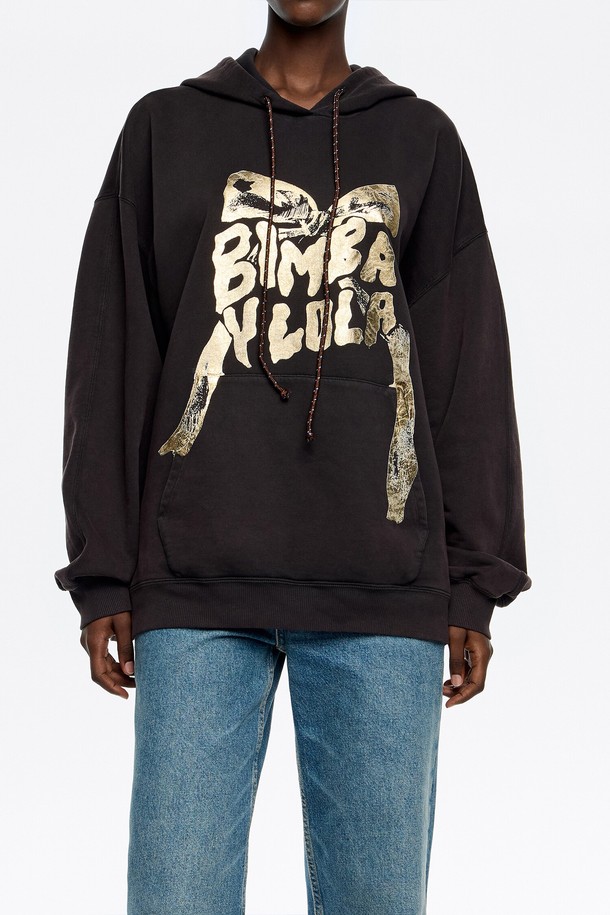 [25FW] 버건디 로고 타이 후디 B256AWW005BDB는 부드러운 면 소재로 제작되어 편안한 착용감을 선사하는 후드티입니다. 버건디 컬러에 로고와 프린트 패턴이 돋보이는 디자인으로, 캐주얼 및 스트릿 스타일을 연출하기 좋습니다. 루즈핏과 오버핏으로 여유로운 실루엣을 자랑하며, 긴 소매와 두꺼운 두께감으로 봄, 가을, 겨울 시즌에 활용하기 좋습니다. 후드 디자인으로 포인트를 더했으며, 일상 및 캐주얼 룩에 활용하기 좋은 아이템입니다.
