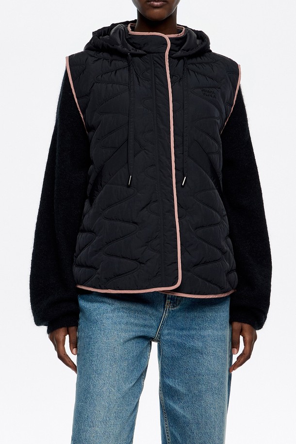 **[25FW] 블랙 후드 패딩 베스트 B256AWV001BKB**는 여성용 아우터 베스트입니다. 가을과 겨울에 착용하기 좋은 두꺼운 두께감의 패딩 베스트로, 캐주얼 스타일을 연출하기 좋습니다. 블랙 컬러의 무지 디자인에 퀄팅 패턴이 돋보이며, 레귤러핏으로 편안하게 착용할 수 있습니다. 후드 디테일과 스냅, 지퍼 여밈 방식으로 실용성을 더했으며, 민소매 디자인으로 활동성을 높였습니다. 폴리아미드와 폴리에스터 혼방 소재로 제작되었습니다.
